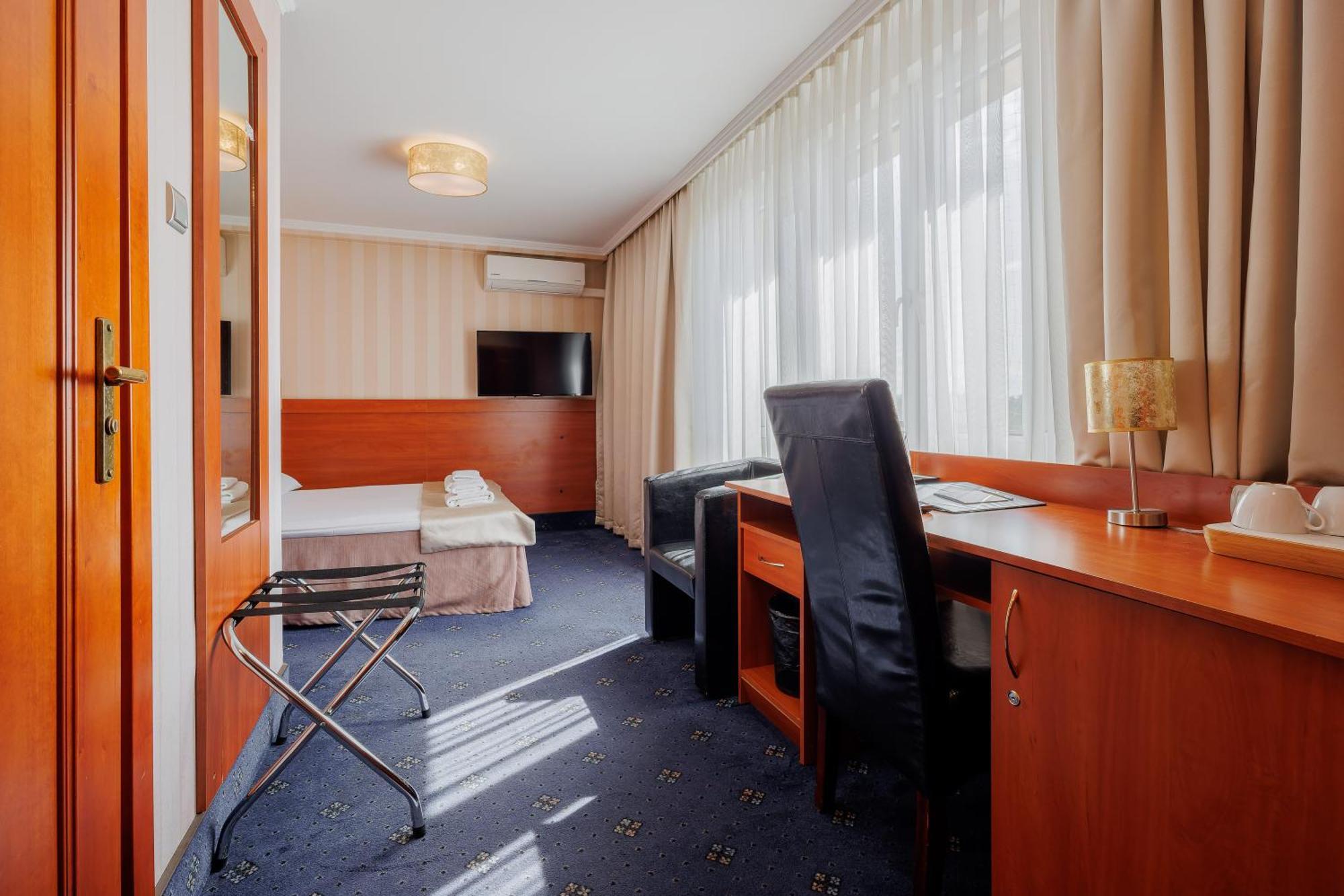 Hotel Cristal Park Tarnów Exteriör bild